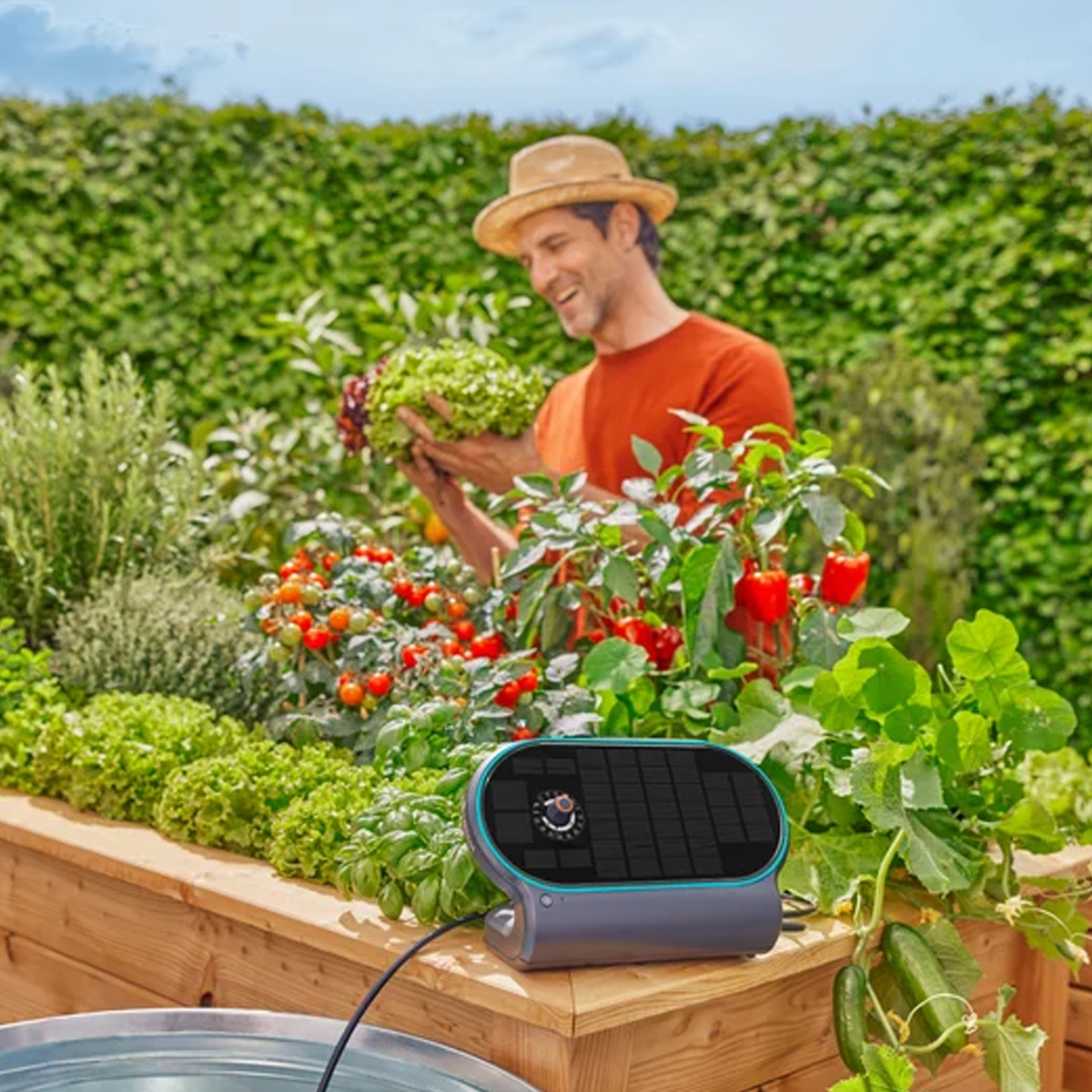 Detailansicht des Gardena Solar-Bewässerung AquaBloom L-Sets QM-718396 mit Solarzelle und Wassertank