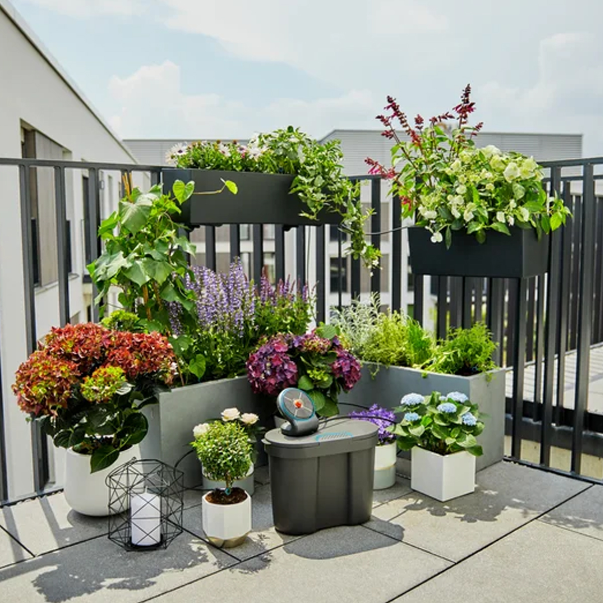 Komplettpaket Gardena AquaBloom Wasserreservoir Set YD-774297 – solarbetriebenes Bewässerungssystem mit Wassertank