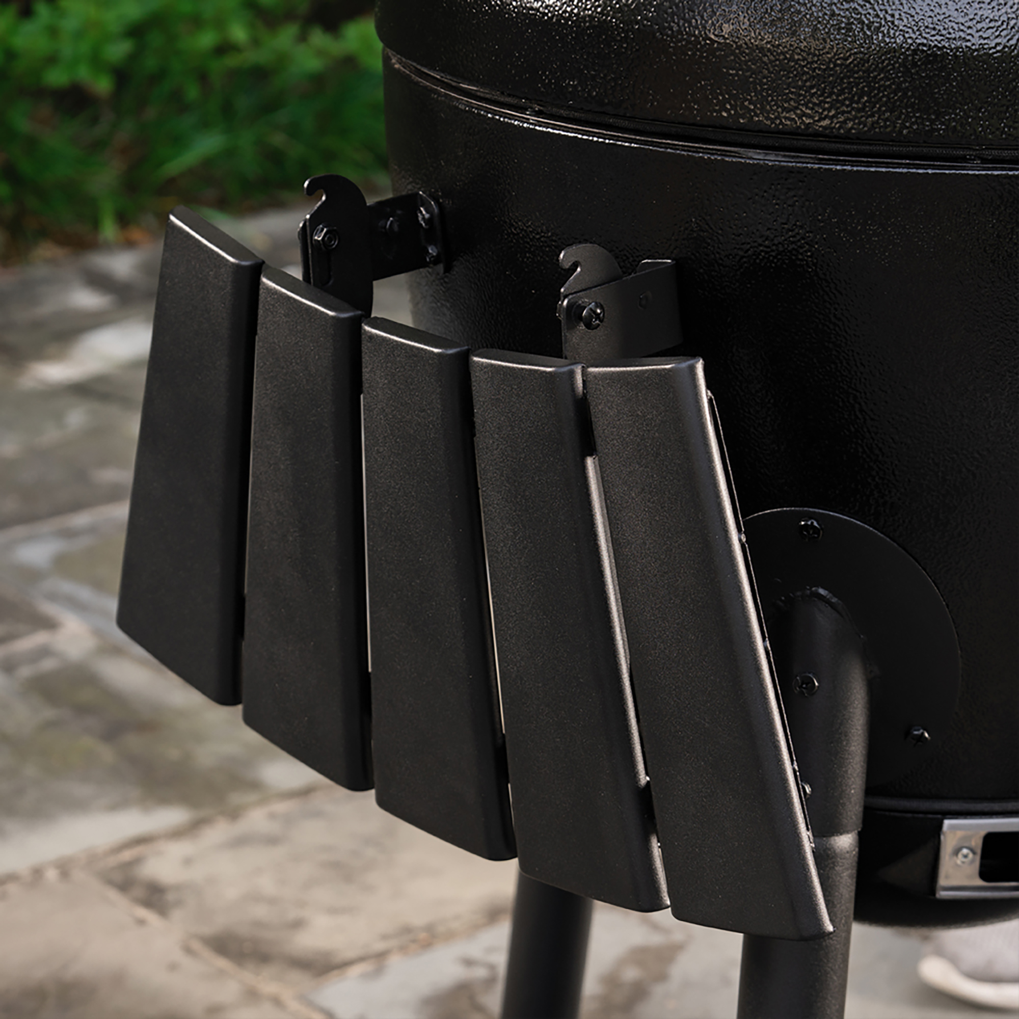Char-Griller Akorn, Holzkohlegrill