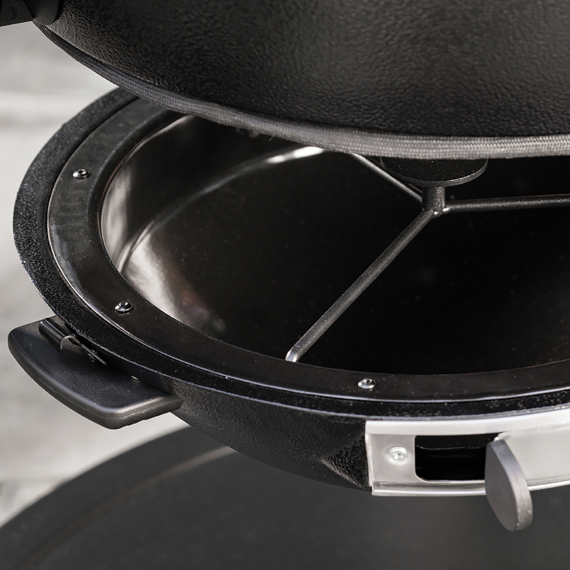 Char-Griller Akorn, Holzkohlegrill