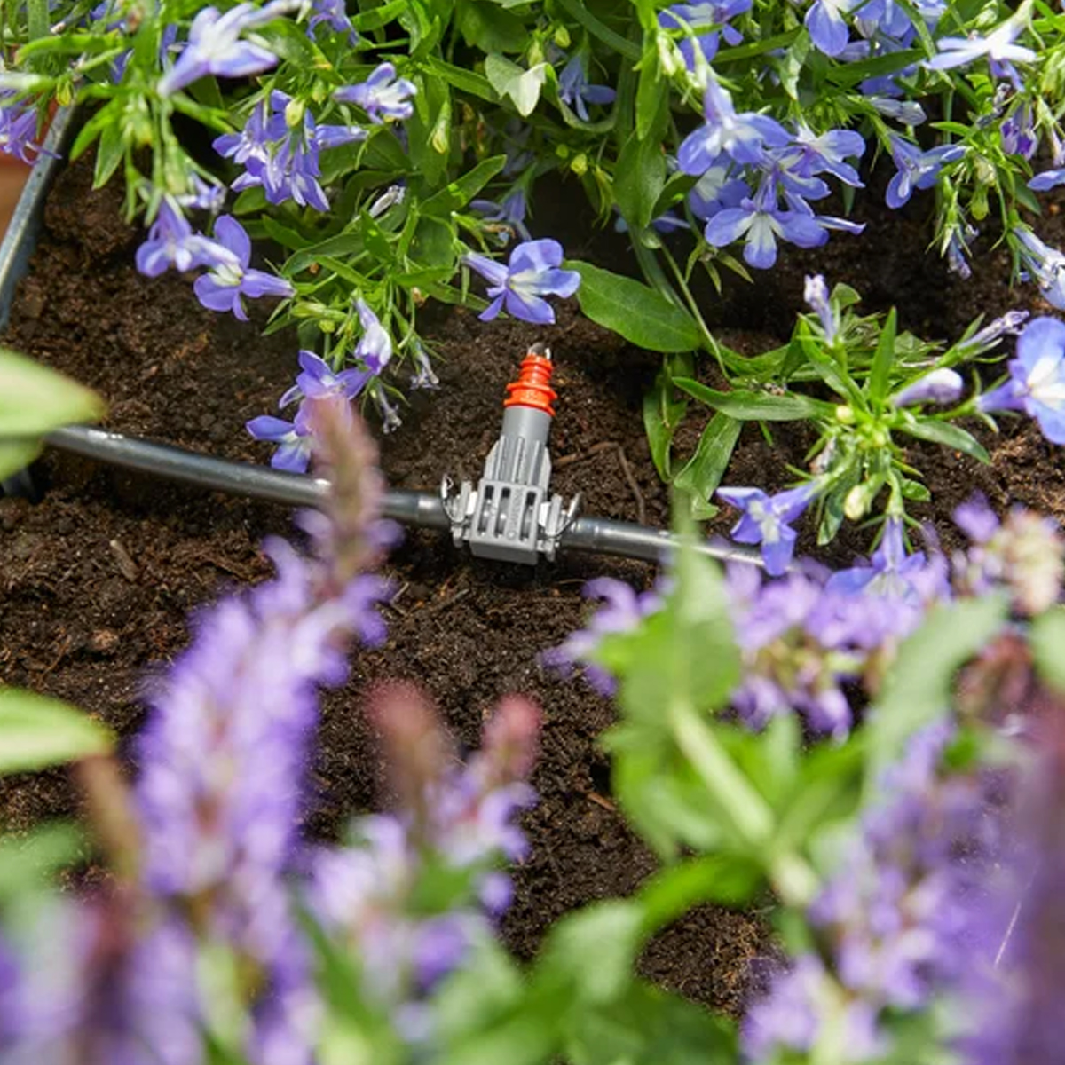 Gardena vollautomatisches Balkon-Bewässerungssystem GA220-0184 und GA210-0893 in Betrieb mit bepflanztem Blumenkasten